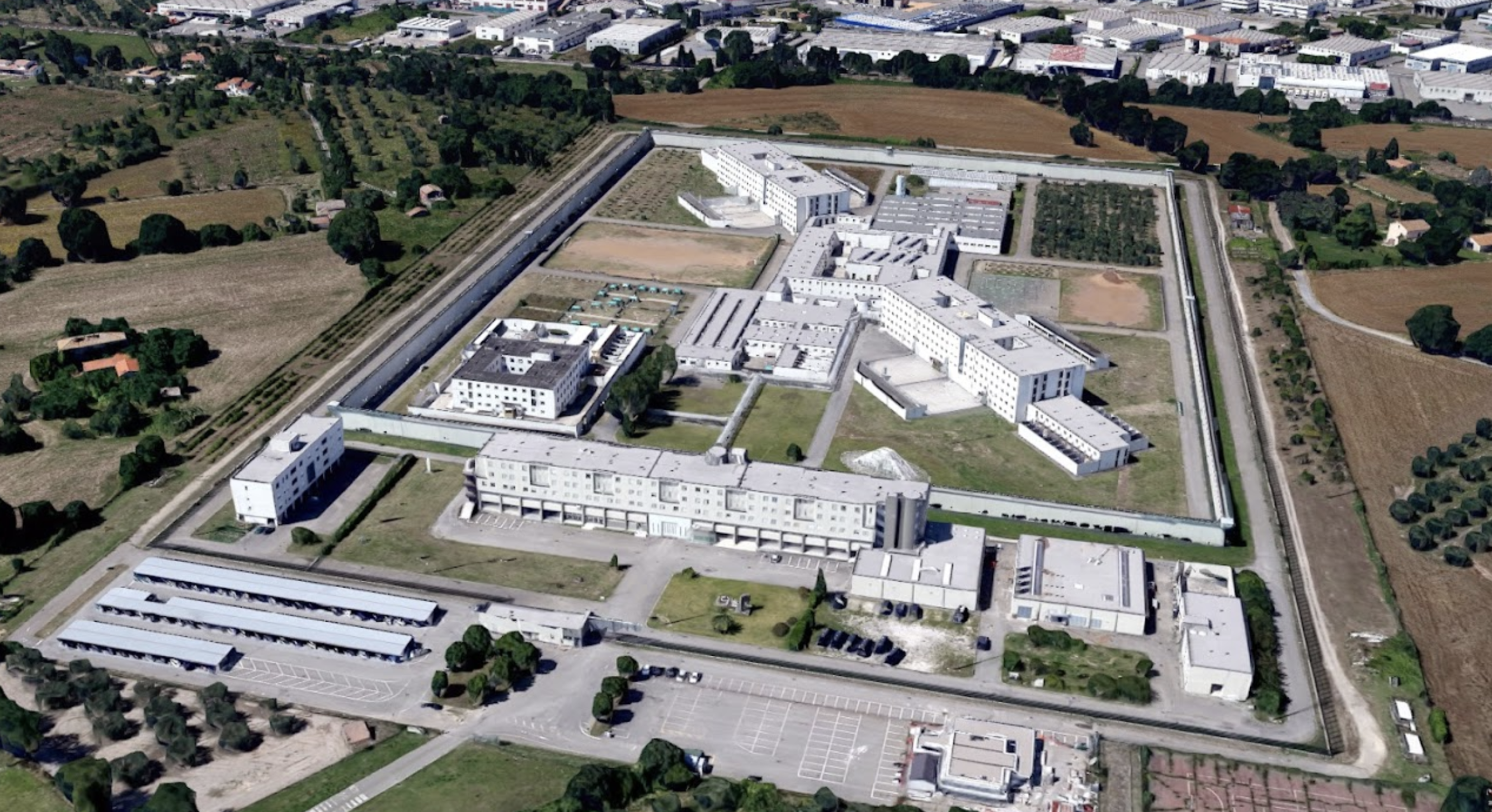 Evade dai domiciliari per incontrare il fidanzato detenuto in carcere, arrestata