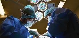 Un chirurgo è stato radiato per aver inciso le sue iniziali sul fegato di un paziente