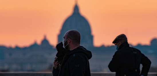 Segnali di calo per la curva epidemica in Italia, tasso di positività al 15,4%