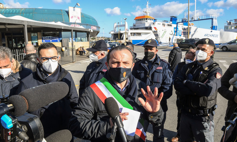 cateno de luca no green pass in marcia sullo stretto di messina