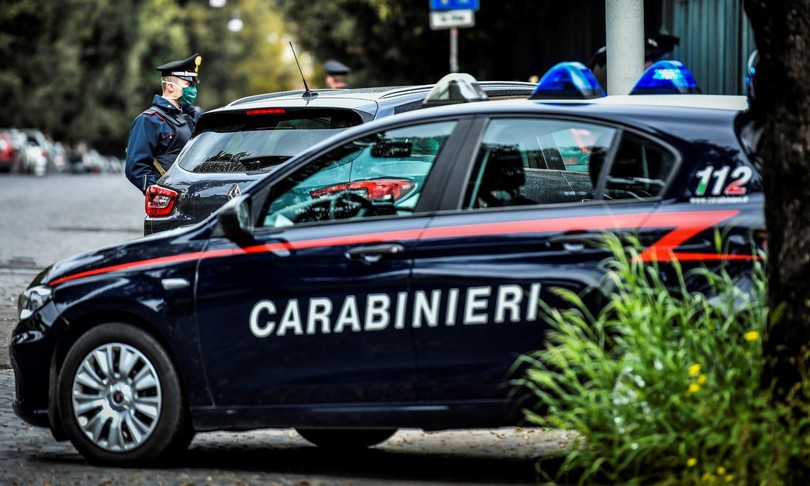 barricato casa spara vigile urbano evitare tso