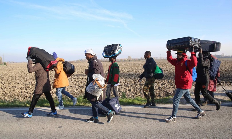 covid migranti espulsione ma prigionieri italia perche senza green pass