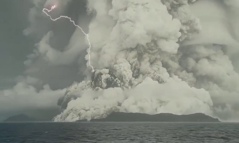 vulcano tonga atterrato aereo con aiuti umanitari