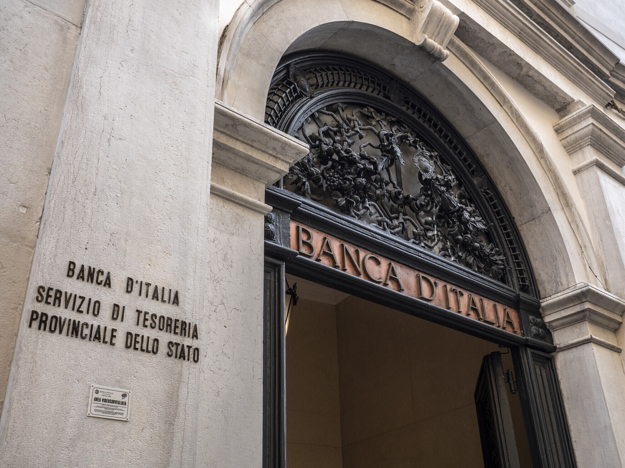 Cala il debito pubblico e aumentano le entrate tributarie