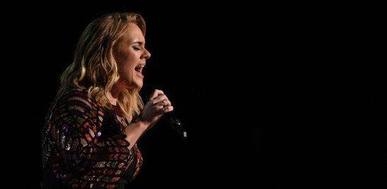 Adele (in lacrime) ha cancellato tutti i concerti a Las Vegas