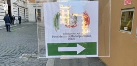 Cartello e gazebo, tutto pronto al drive della Camera per l'inizio delle votazioni 'in esterna'