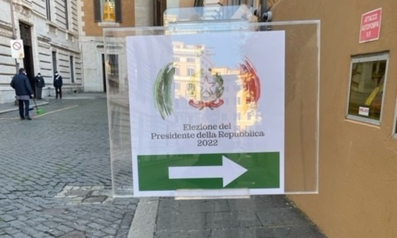 Quirinale cartello gazebo drive in Camera