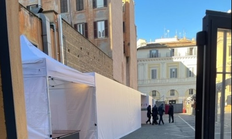 Quirinale cartello gazebo drive in Camera