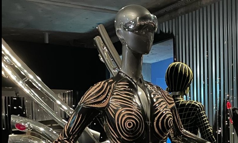 Moda addio Mugler profeta donna futurista