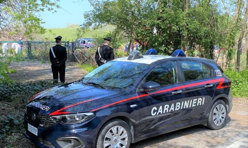 Investe persona colpisce con spada