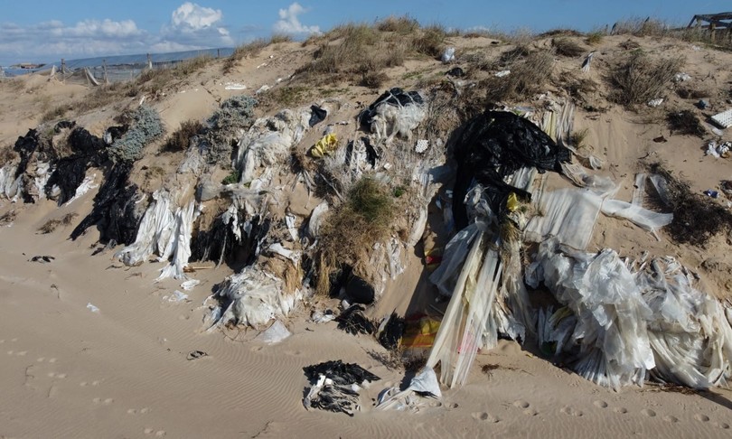 sotto due di sabbia scoglitti ragusa rifiuti plastici