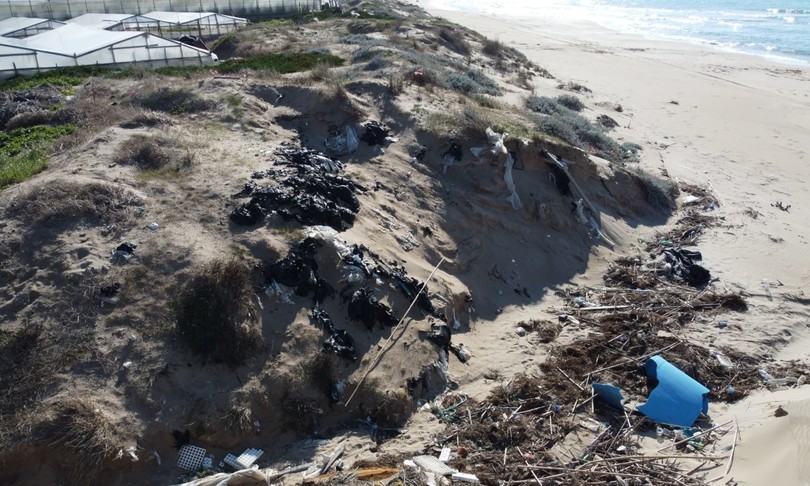 sotto due di sabbia scoglitti ragusa rifiuti plastici