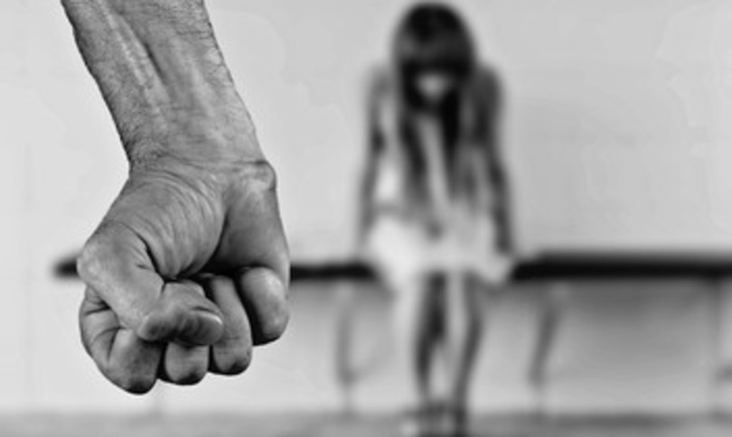 Donna morta casa arrestato compagno per maltrattamenti