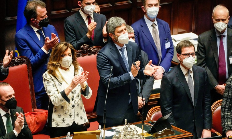 Mattarella acclamato Parlamento Draghi, grato