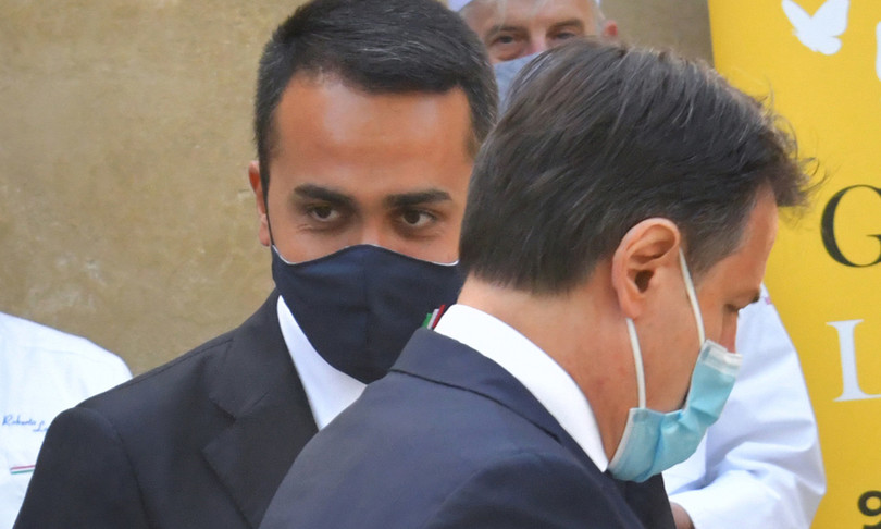 nave m5s va contro scogli
