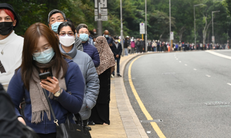 Covid Lam Hong Kong sopraffatta da contagi record