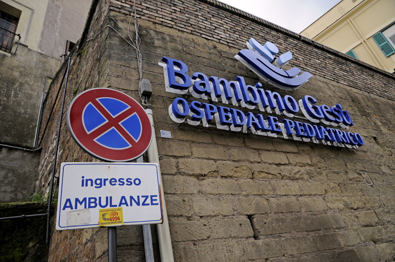 È morto il bimbo schiacciato da una trave in un parco a Vibo Valentia