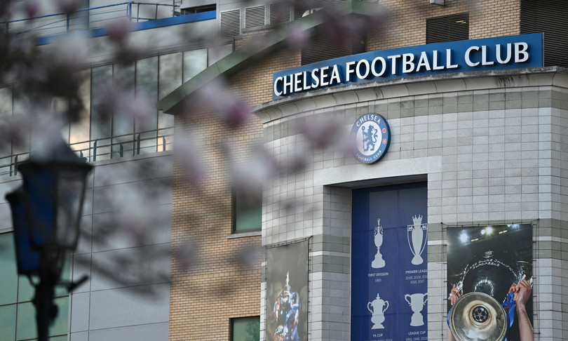 tifosi chelsea cori per abramovich e bandiere ucraine vietate