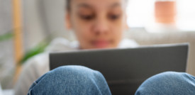 Adolescenti e social, l'impatto cambia con età e genere