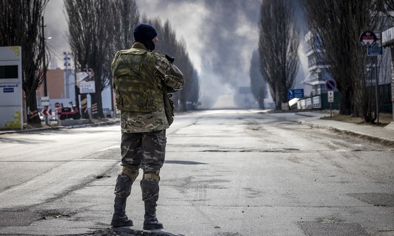 ucraina Ambasciatore russo Razov Armi a Kiev spegnere fuoco con cherosene