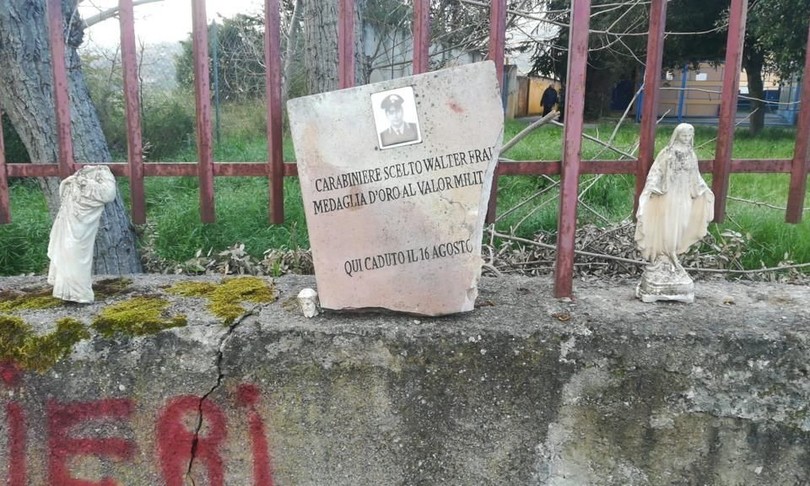 vandalizzata targa strage chilivani scritte contro carabinieri sardegna