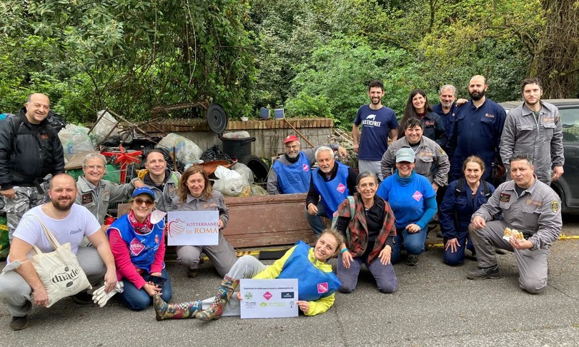 villa ada volontari liberano dai rifiuti cava sotterranea