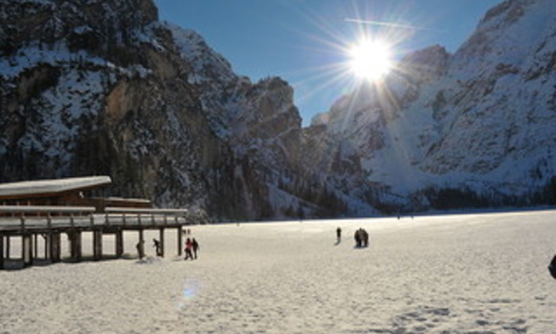 lago braies si rompe ghiaccio cadono in otto