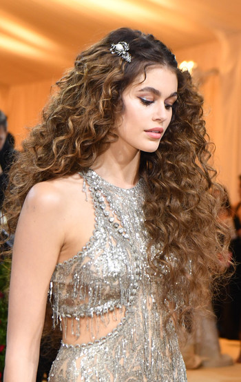 I ‘ricci' di Kaia Gerber