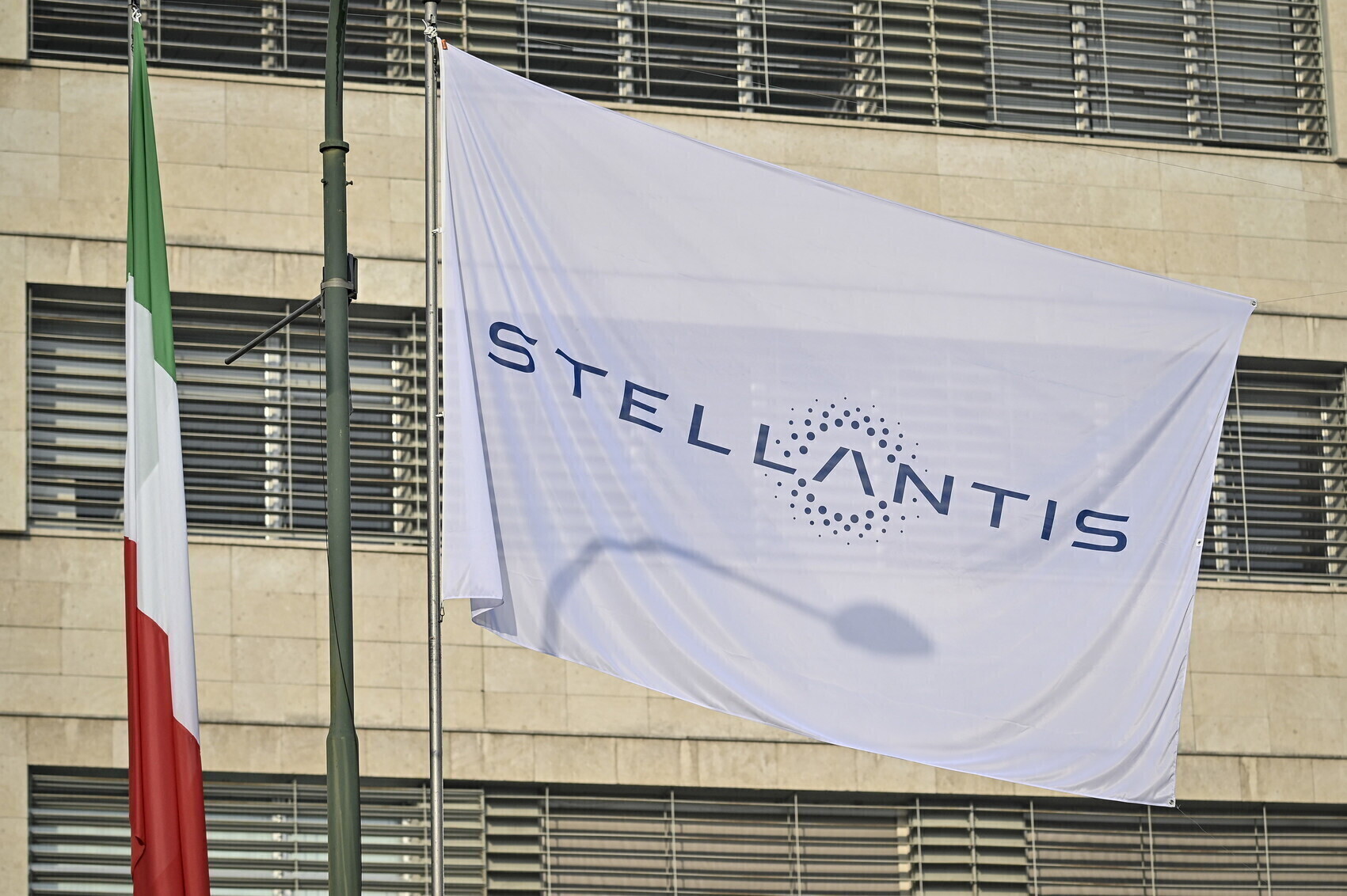 Stellantis: perdita netta nel 2025, stop ai dividendi
