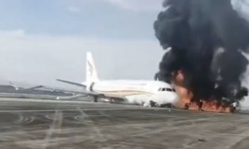 aereo esce dalla pista e prende fuoco in cina
