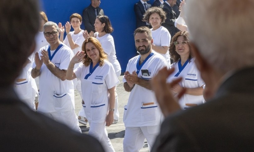 abbraccio medici sanitari parata 2 giugno