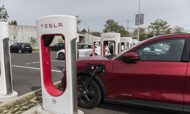 scontro Musk Biden su economia Tesla male a Wall Street