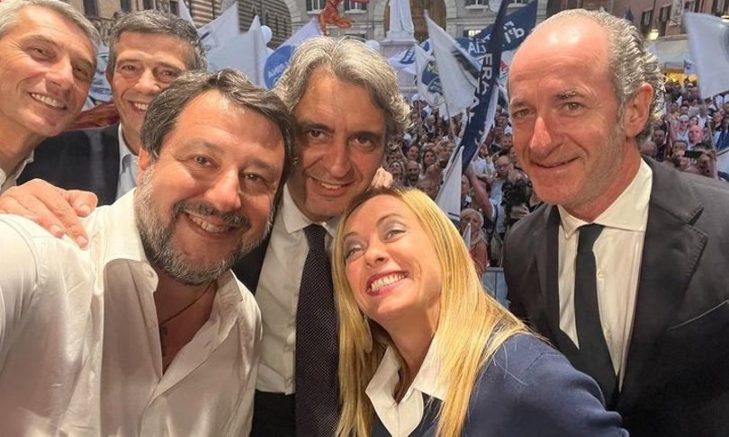 centrodestra abbraccio tra meloni e salvini su palco verona
