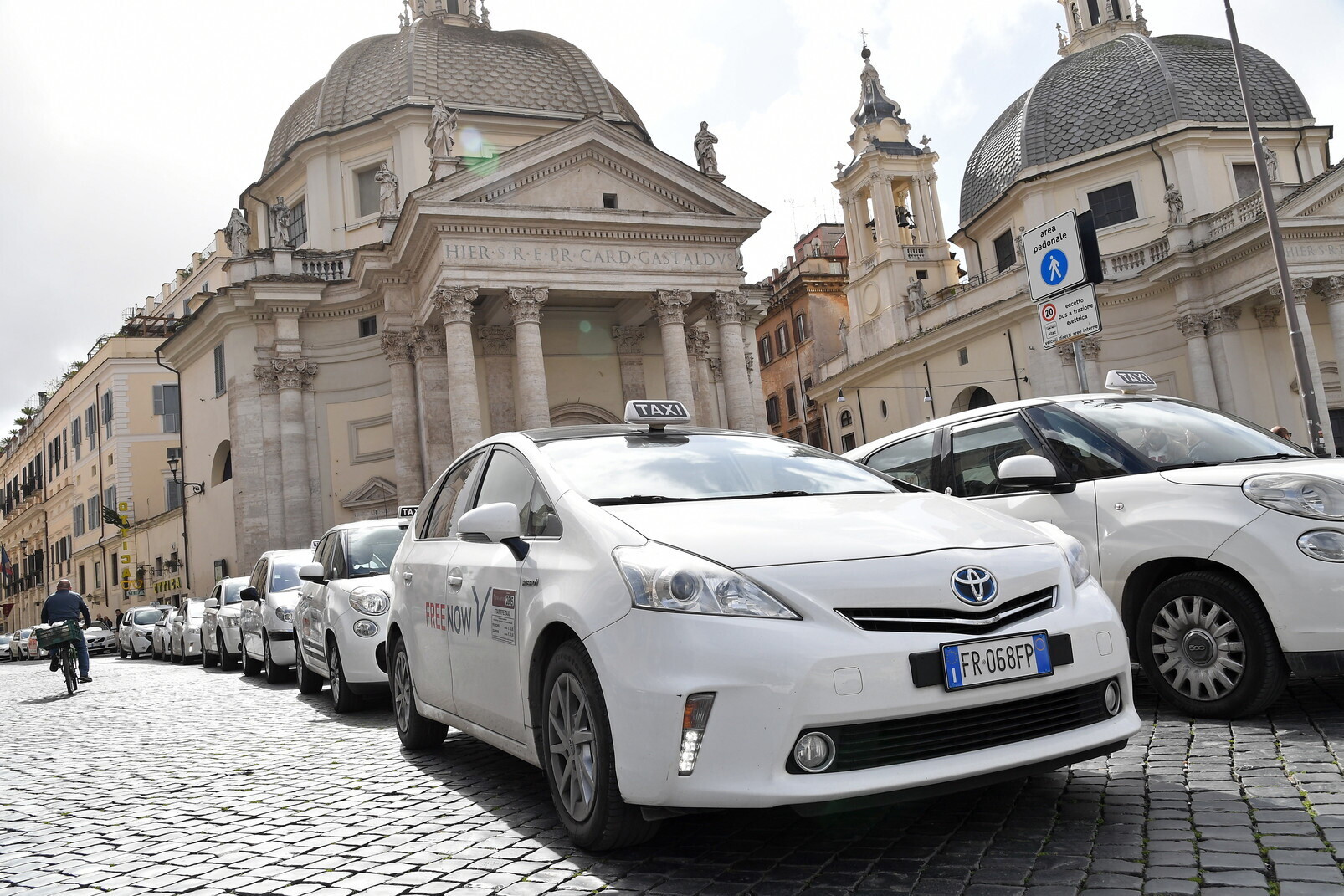 Controlli a tappeto su taxi e Ncc a Roma: elevate 900 sanzioni