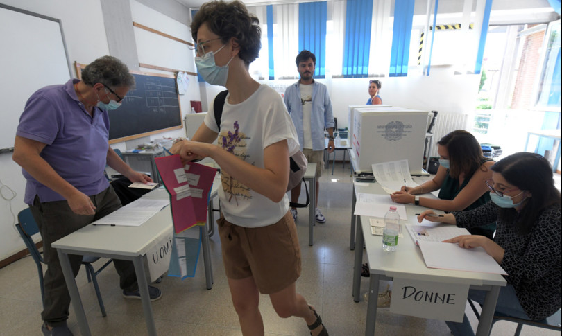 Seggi aperti in 65 comuni. Oltre due milioni di italiani al voto per i ballottaggi