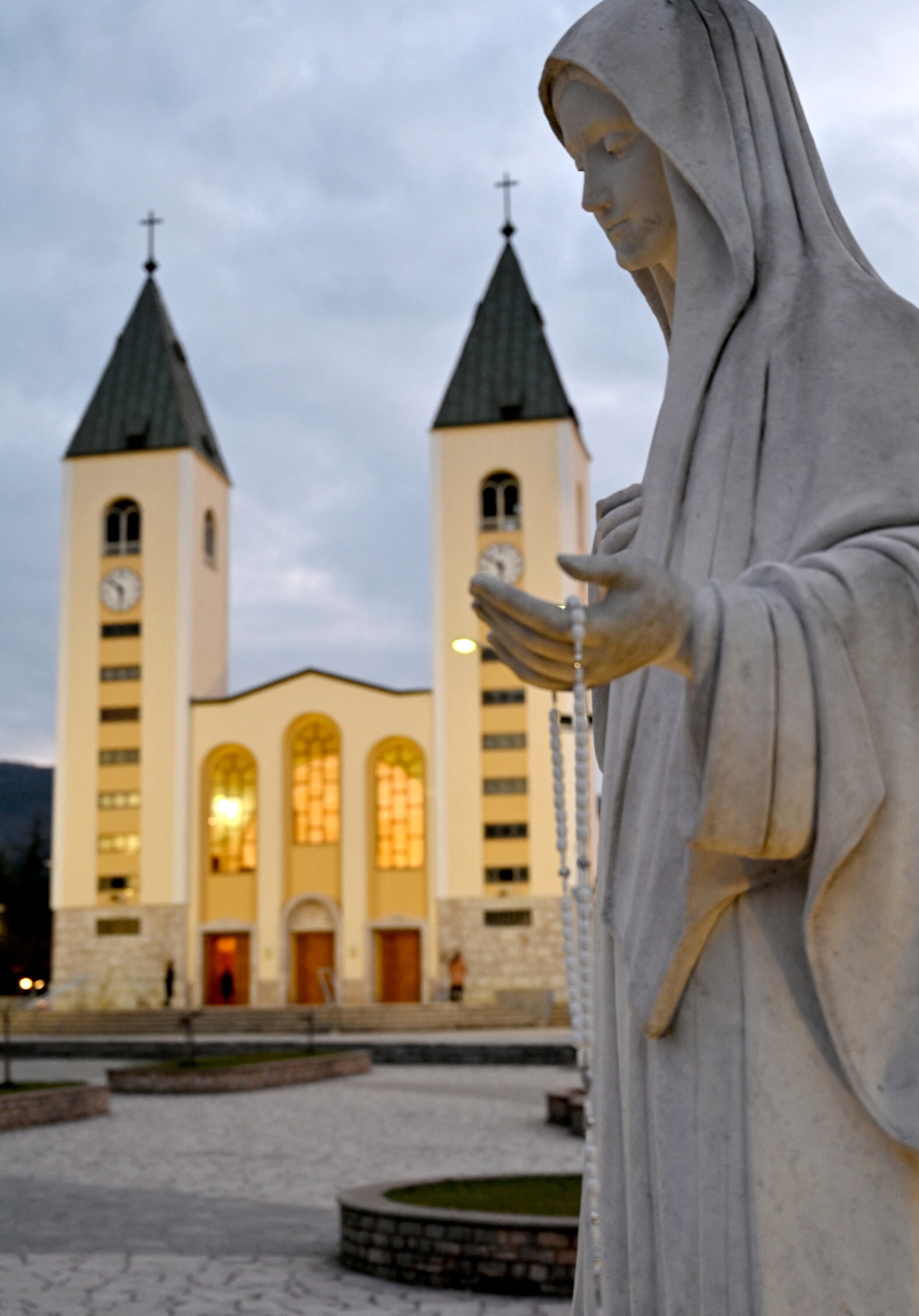 Medjugorje, incendiato l'altare e profanate le statue della Madonna