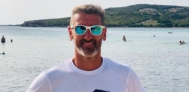 Tenta il primo periplo della Sardegna a nuoto in solitaria per amore della figlia