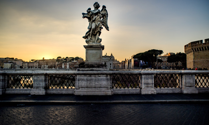 poliziotto preso al volo ragazzo lanciato Ponte Sant Angelo