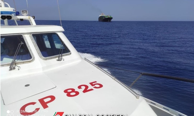 nave fiamme porto Brindisi