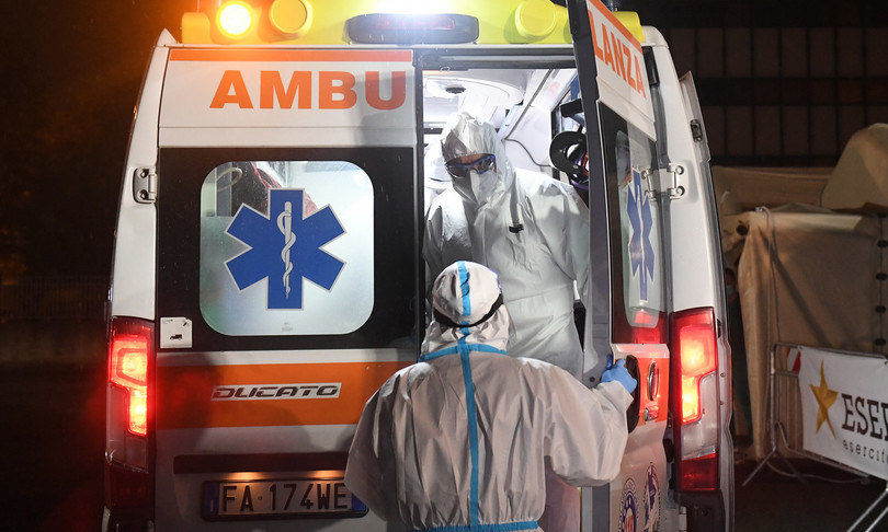 napoli bruciato per vendetta durante videochiamata grave
