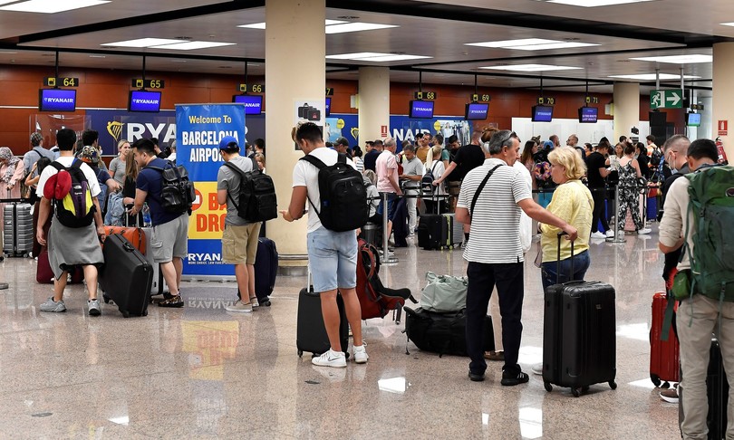 caos voli cancellati aeroporti bloccati