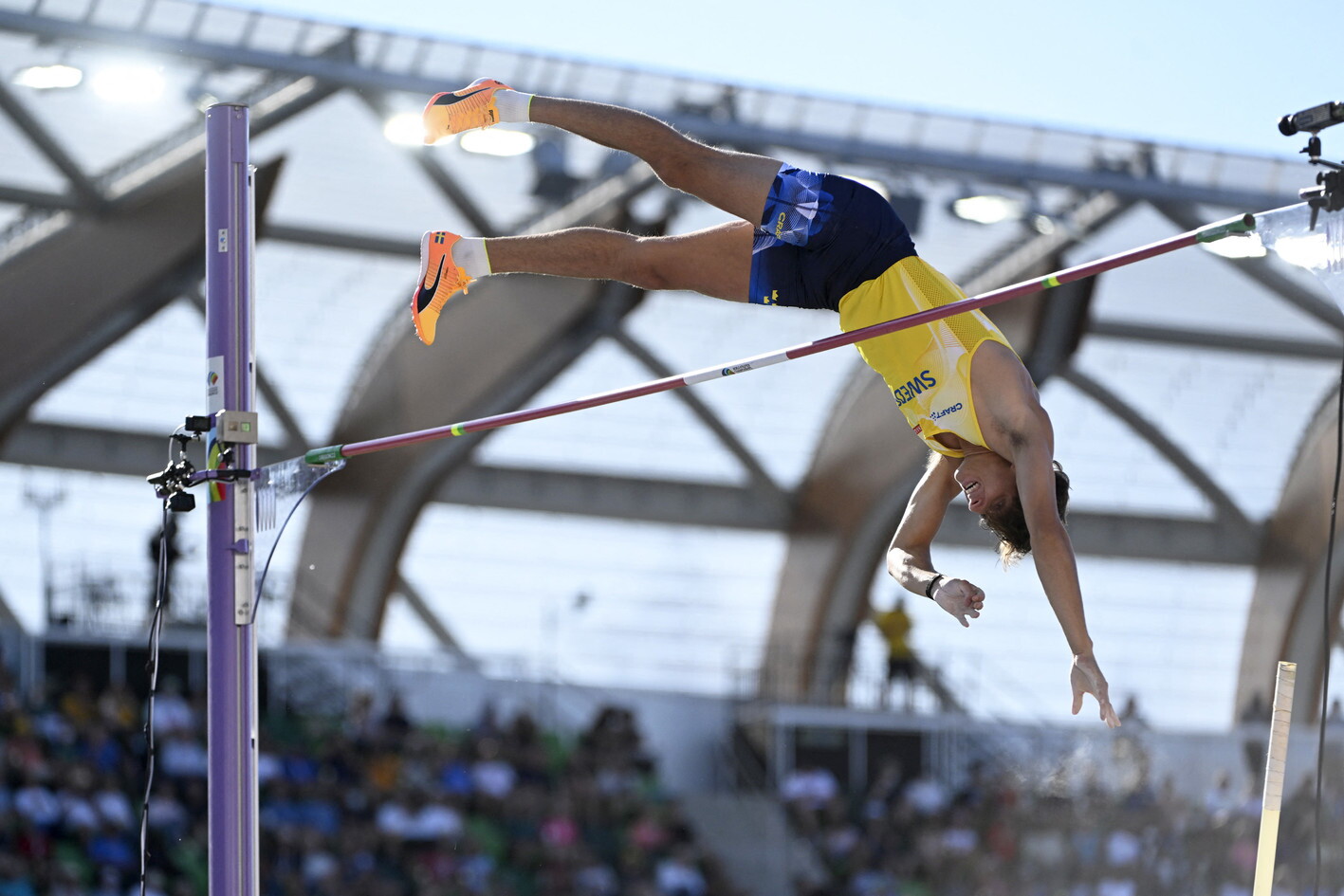 Superman Duplantis vola con l'asta a 6,31 metri, record del mondo numero 15