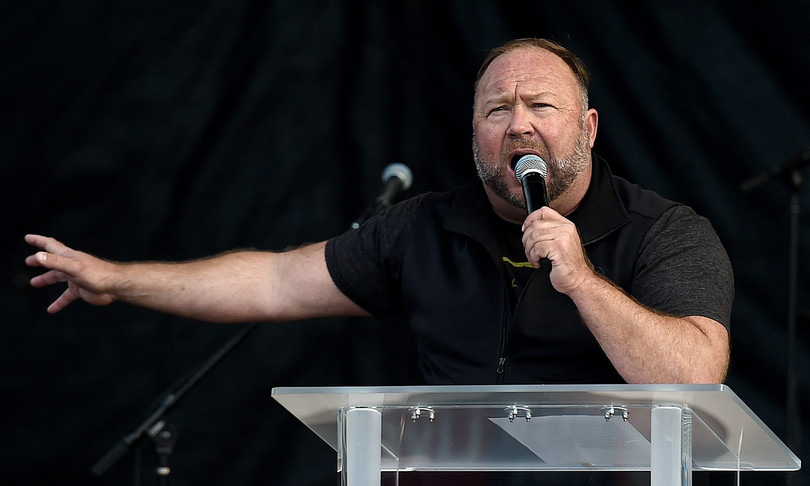 cospirazionista alex jones condannato massacro sandy hook
