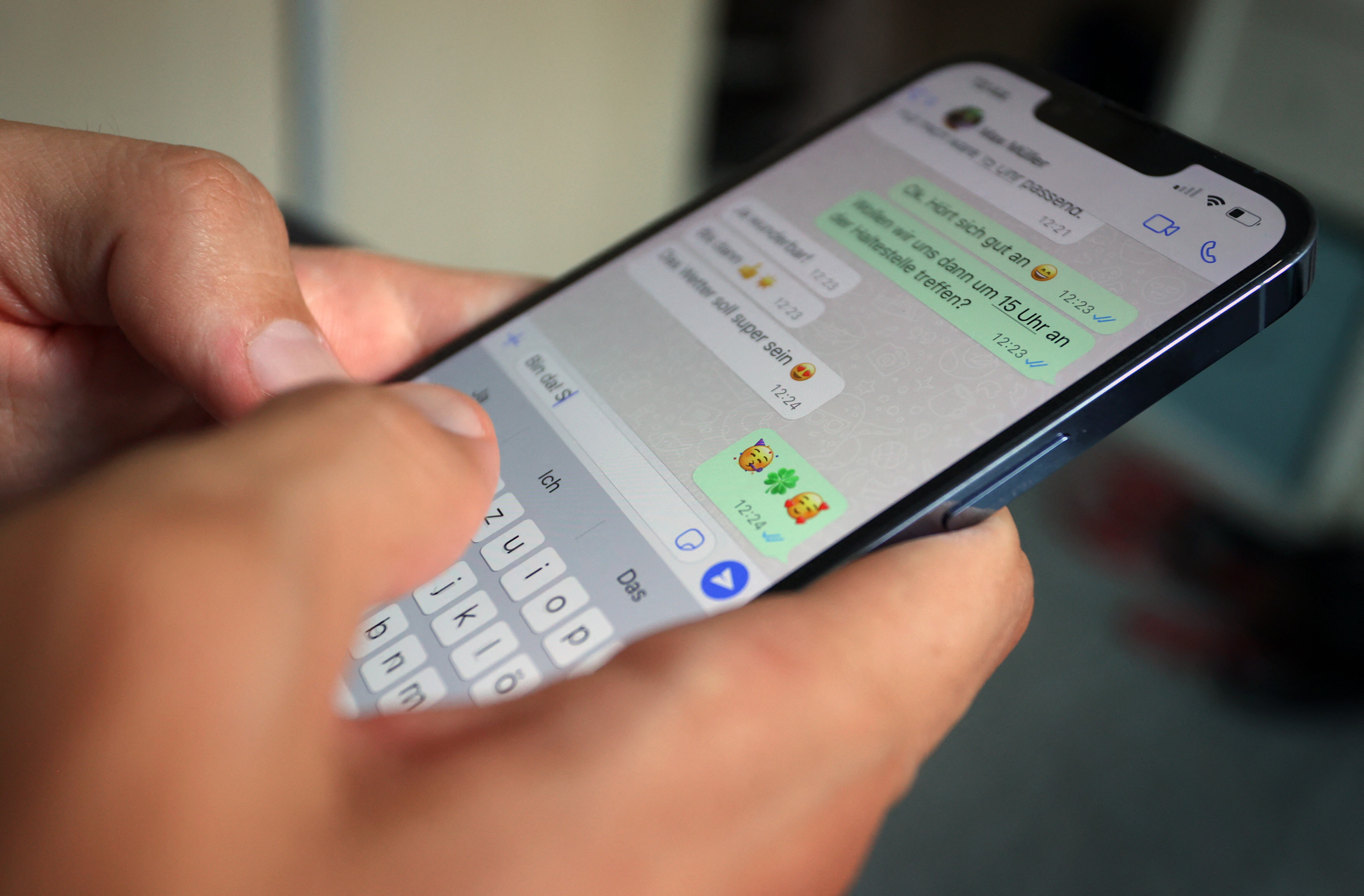 WhatsApp: come funziona la truffa della 'ballerina' e come difendersi