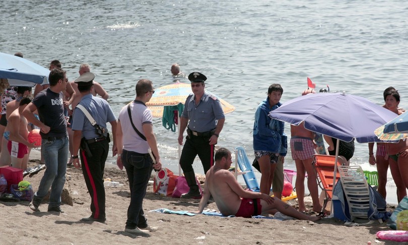 evaso posta foto vacanza social arrestato
