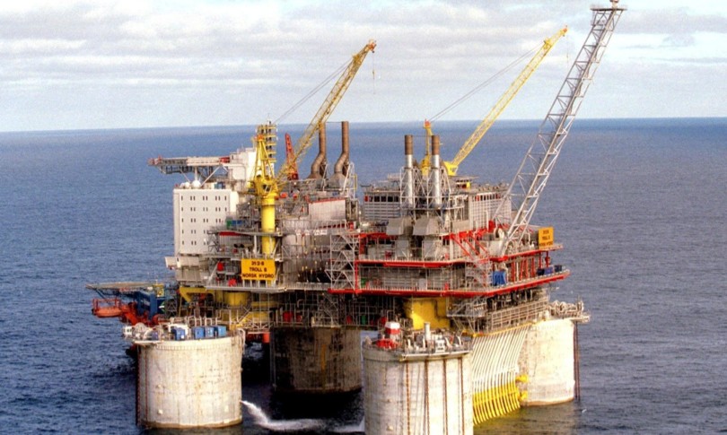 recessione e greggio iran petrolio si indebolisce