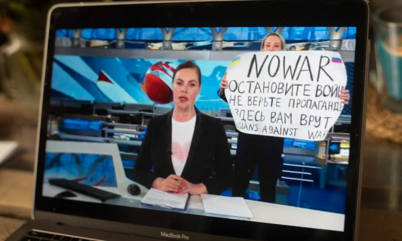 ucraina mosca arrestata giornalista che protesta al tg
