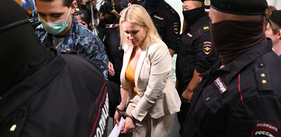 Due mesi di domiciliari alla reporter russa che protestò in diretta