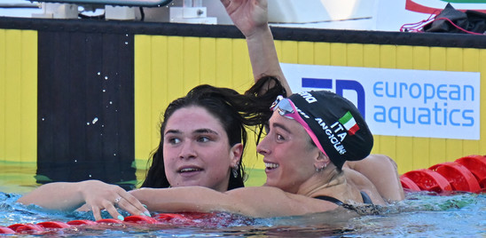 Benedetta Pilato è oro nei 100 rana, argento per Lisa Angiolini