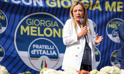 Meloni presenta il simbolo di FDI con la fiamma: "Ne andiamo fieri" 